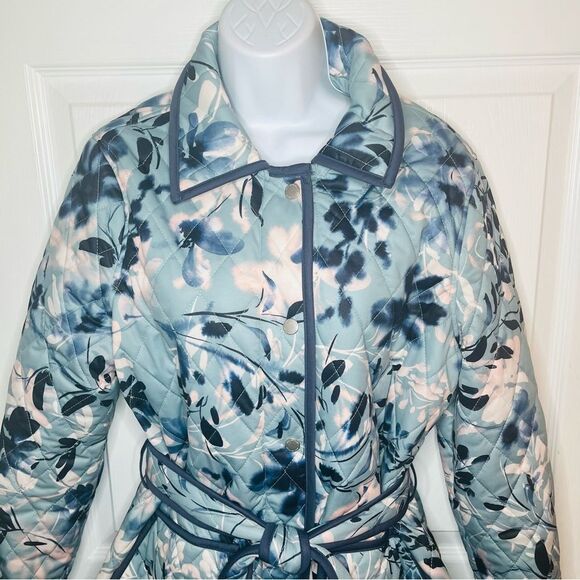 Avec Les Filles Winter Floral Tie Waist Quilted Jacket Snaps Blue White M NWT - Picture 6 of 13